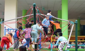 Bí quyết tạo khu vui chơi an toàn trong sân vườn cho bé